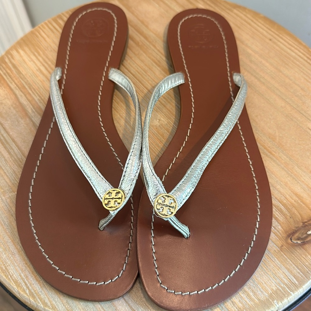 Tori Burch Silver Leather Flip Flop. Size 10.